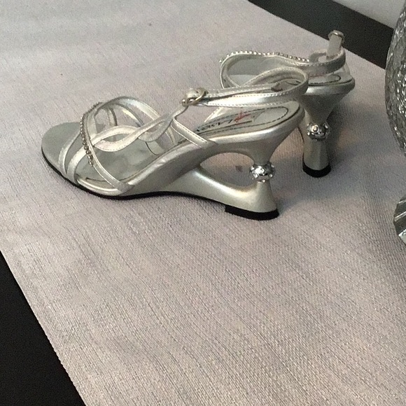 Size 6.5 fancy shoes - Picture 3 of 3